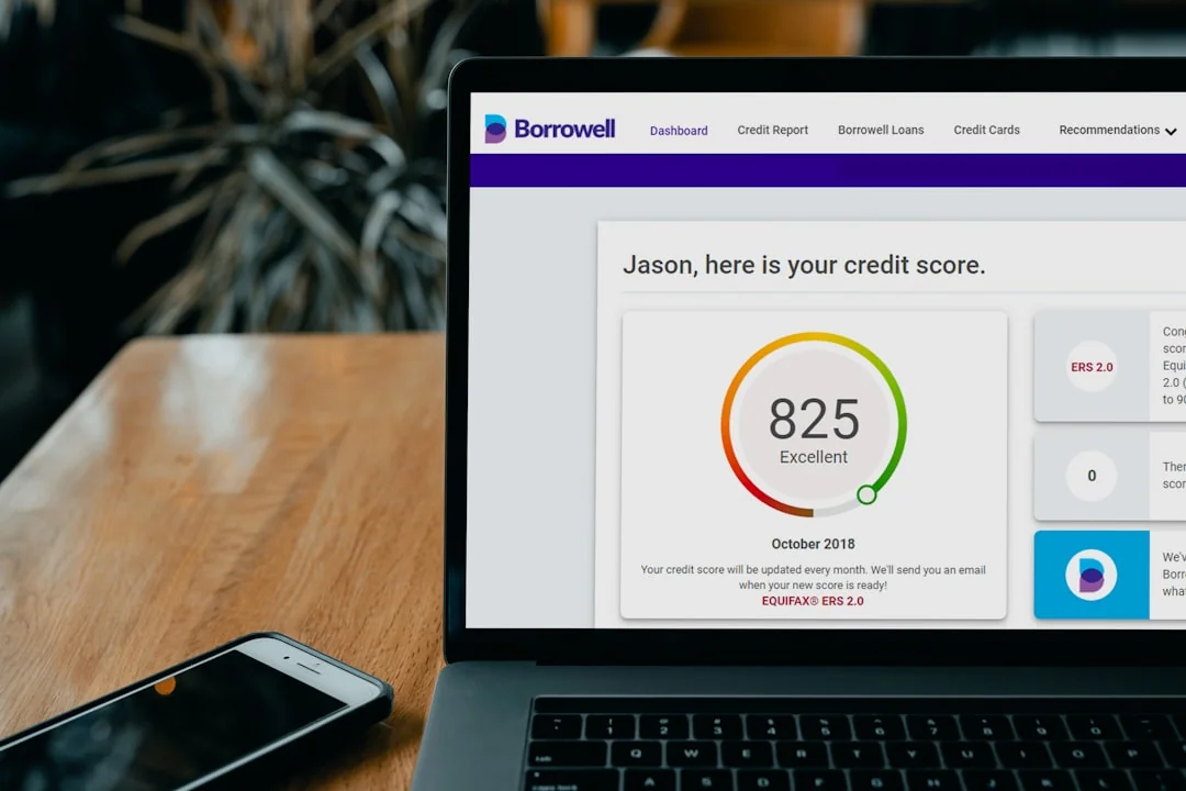 Équipe examinant des graphiques financiers et des données numériques sur des tablettes dans un bureau.